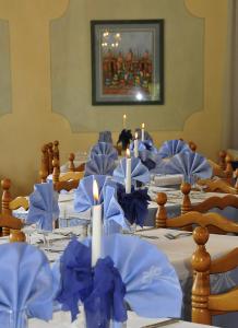 莱维科特尔梅佛罗里达酒店的一组带蓝色餐巾和蜡烛的桌子
