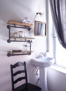纽约American Dream的白色的浴室设有水槽和椅子