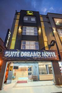 吉隆坡Suite Dreamz Hotel的带有阅读套房梦幻酒店标志的酒店