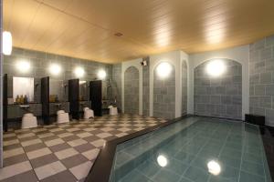 仙台仙台蒙特埃马纳酒店的一间带游泳池的浴室和瓷砖地板