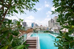 曼谷Hyde Park Hotel Bangkok的一座城市天际线的游泳池