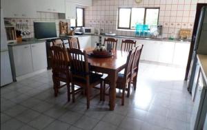 谢普斯敦港Isigidi Beach House的厨房配有木桌和椅子