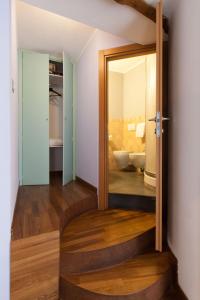 里奥马哲雷兰科拉酒店的一间设有通往浴室的门的房间