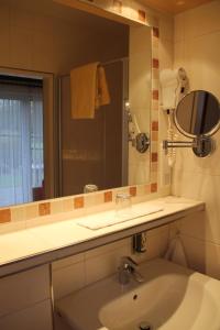 LageHaus Berkenkamp的一间带水槽和镜子的浴室