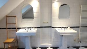 布鲁塞尔CEP MAISONNETTE的浴室设有2个水槽和2面镜子