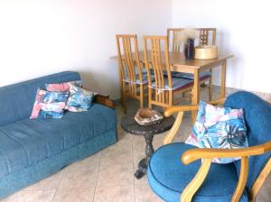 亚布拉纳茨Apartment Stinica 31b的客厅配有沙发、椅子和桌子