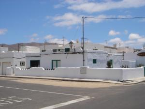 法马拉Casa Callao的街道边有栅栏的白色建筑