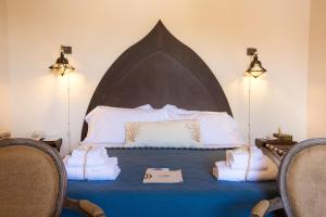 锡拉库扎穆夏拉锡拉库扎度假酒店的一间卧室配有带毛巾的床