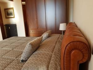 罗马Regal House Roma的一间卧室配有一张大床和棕色沙发