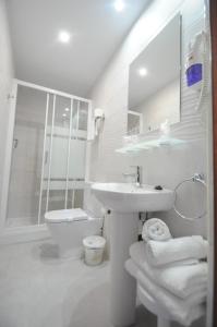 阿尔姆尼卡戈雅酒店的白色的浴室设有水槽和卫生间。