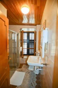 科托尔玛里加酒店的一间带水槽、淋浴和卫生间的浴室