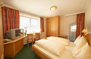 蓬高地区埃本伊博纳维尔特宾馆的酒店客房,配有床和电视