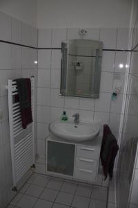 吕贝克Andrea的白色的浴室设有水槽和镜子