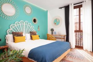 巴塞罗那Casa Vaganto的一间卧室配有一张带蓝色墙壁的大床