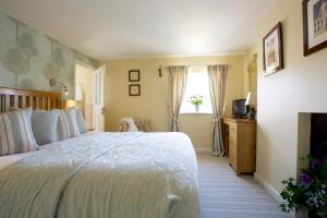 奇切斯特皇家橡树旅馆的一间卧室设有一张大床和一个窗户。