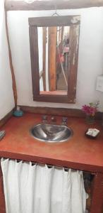 波特雷里约斯Cabaña del Cielito - Complejo El Taller的浴室水槽和柜台上的镜子
