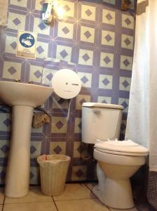 纳塔列斯港梅林达旅馆的一间带卫生间和水槽的浴室