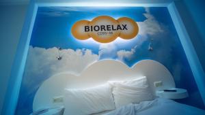 阿尔内多里奥哈阿尔内多宜必思尚品酒店的卧室配有云彩壁画,位于床上方