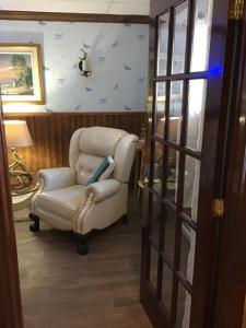 圣弗朗索瓦小河金色旅馆的客厅配有躺椅和椅子