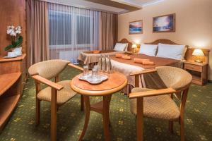 斯维诺乌伊希切北极星三号酒店的酒店客房带一张床、一张桌子和椅子