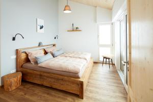 库罗阿尔滕堡Beerenhaus的一间卧室配有一张木架床