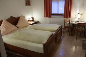 VeringenstadtLauchertstüble的一间卧室设有两张单人床和一张桌子