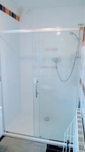 西柯比Marine Lake apartment的浴室里设有玻璃门淋浴
