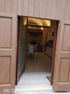 滨海波利尼亚诺Dimora Nonna Catarì的一道通往带桌子的房间的敞开的门