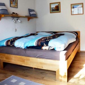 格明德Ferienwohnung Blockheide的卧室内的木架床