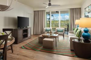 埃斯特罗Hyatt Vacation Club at Coconut Cove的带沙发和电视的客厅