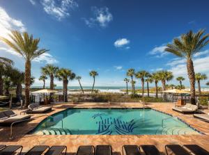 萨拉索塔The Residences on Siesta Key Beach by Hyatt Vacation Club的棕榈树和海滩的游泳池