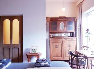 耶尔瑟克SintAnna B&B PetitHotel的客厅配有木制橱柜和桌子