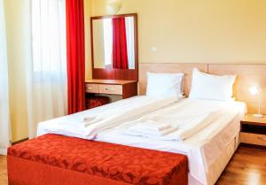 沃尔舍茨Guest House Panorama 3D的卧室配有一张白色大床和红色的搁脚凳