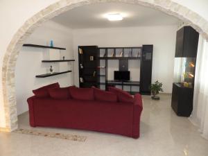 梅斯特la casa di rita的客厅设有红色沙发和拱门