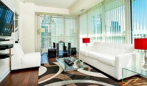 米西索加Pathway Suites的客厅配有白色沙发和大窗户