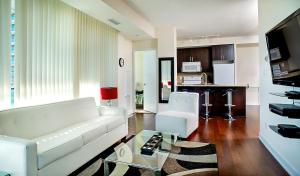 米西索加Pathway Suites的客厅配有白色的沙发和桌子