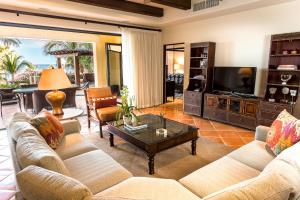 卡波圣卢卡斯庄园海滩俱乐部及公寓的带沙发和咖啡桌的客厅