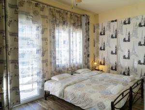 特里卡拉Nomads Meteora的一间卧室设有一张床和一个窗口