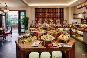 会安RiverTown Hoi An Resort & Spa的在餐厅里享用自助餐,那里提供许多食物