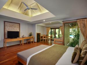 蔻立Khaolak Paradise Resort - SHA Extra Plus的一间卧室配有一张床和吊扇
