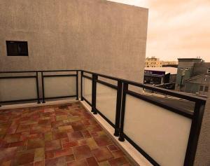 Huxi夏荷田园民宿 的阳台设有栏杆,享有城市美景。