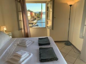奥尔塔圣朱利奥-Ortaflats- Appartamento Belvedere的一张带两条毛巾的床和窗户