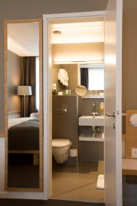 苏黎世祖尔赫霍夫贝斯特韦斯特PLUS酒店的一间带卫生间和水槽的浴室