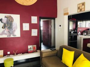 哈博罗内Villa 134 Modipane的带沙发和红色墙壁的客厅