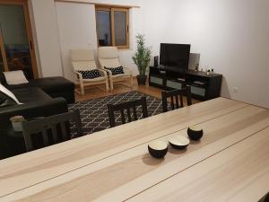 卡尔卡维洛斯Quinta dos Lombos的客厅配有桌椅和电视