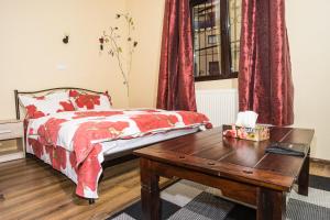 布加勒斯特Motor House Unirii的一间卧室配有一张床和一张木桌