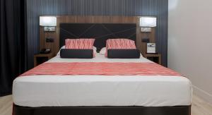 塞维利亚Itaca Artemisa by Soho Boutique的一间卧室配有一张大床和两个枕头