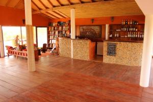 索蒙乐洛奇达拉蒂亚酒店的铺有木地板的客厅和厨房