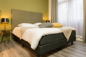 东福尔讷马里昂住宿加早餐酒店的卧室配有一张带白色床单和枕头的大床。