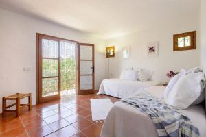 圣卡洛斯Villa Patri的酒店客房设有两张床和一个阳台。